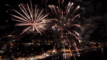 Fuochi d'artificio ripresi col drone.
la festa del patrono di Santa Maria di Castellabate nel sud...