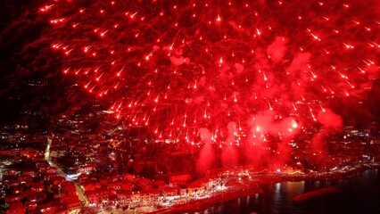 Fuochi d'artificio ripresi col drone.
la festa del patrono di Santa Maria di Castellabate nel sud Italia.
Spettacolo pirotecnico sul mare del Cilento durante i festeggiamenti.