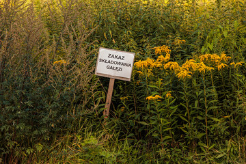 Znak zakazu składowania gałęzi