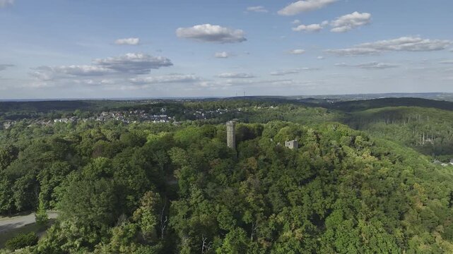Drohnenvideos und Luftbild-Footage von der Hohensyburg in Dortmund. Gezeigt werden das Kaiser-Wilhelm-Denkmal, die historische Burgruine, der Vincketurm, die Spielbank sowie der Hengsteysee
