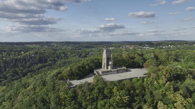 Drohnenvideos und Luftbild-Footage von der Hohensyburg in Dortmund. Gezeigt werden das Kaiser-Wilhelm-Denkmal, die historische Burgruine, der Vincketurm, die Spielbank sowie der Hengsteysee