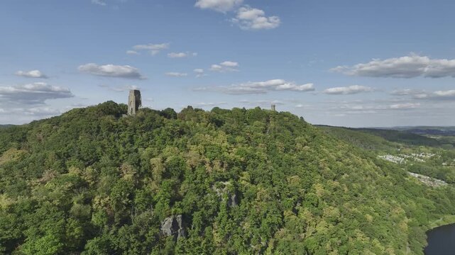 Drohnenvideos und Luftbild-Footage von der Hohensyburg in Dortmund. Gezeigt werden das Kaiser-Wilhelm-Denkmal, die historische Burgruine, der Vincketurm, die Spielbank sowie der Hengsteysee