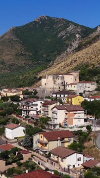 Venafro, vista aerea della cittadina del Molise in provincia di Isernia, centro Italia.
Il centro storico e il Castello di Venafro.