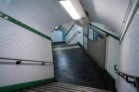vue int&eacute;rieure du m&eacute;tro &agrave; Paris en France