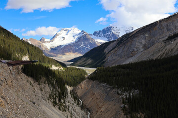 Obraz premium Columbia Icefield Skywalk glass bridge overlooking glaciers and rugged cliffs along the Icefields Parkway in Jasper National Park.