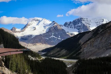 Gordijnen Gletsjer Columbia Icefield Skywalk glass bridge overlooking glaciers and rugged cliffs along the Icefields Parkway in Jasper National Park.  © Arshii Anjum