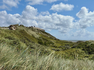 Blick von den Dünnen und Bunkerresten auf die Nordsee in Blåvand