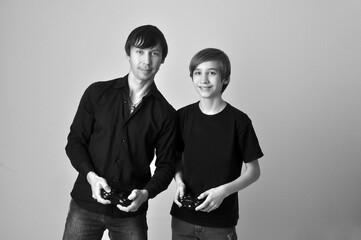 pai e filho jogando video game juntos 