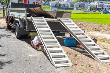 アルミブリッジとユニック車（草刈り作業）