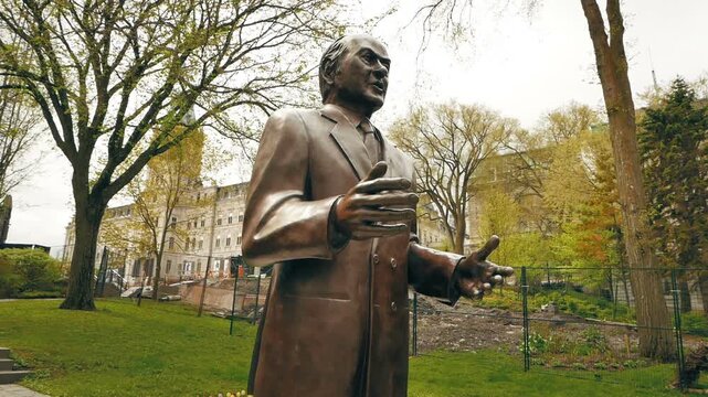 Statue of Ren&eacute; L&eacute;vesque, a reporter, a minister of the government of Quebec, the founder of the Parti Qu&eacute;b&eacute;cois political party and the 23rd Premier of Quebec.