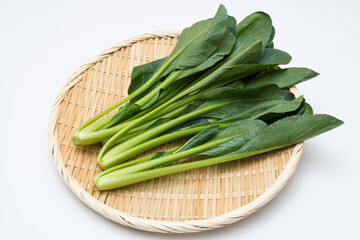 ざるに盛られた新鮮な小松菜