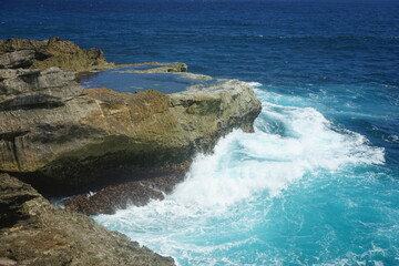 Obraz premium waves crashing on rocks