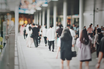 大阪の街を歩く人々の後ろ姿