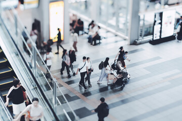 大阪駅周辺を歩く人々