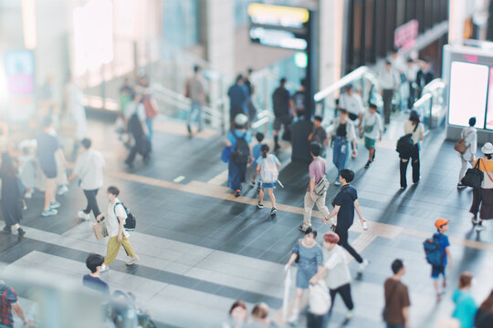 大阪駅周辺を歩く人々