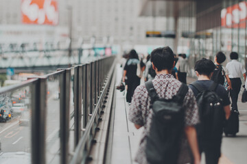 大阪の街を歩く人々の後ろ姿