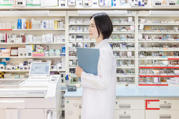 調剤薬局で働く女性