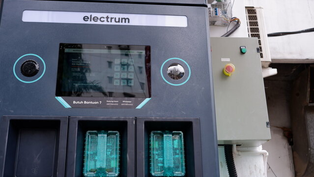 Electrum machine for swap and battery charging with an easy-to-operate battery swapping. Jakarta, March 31, 2025.