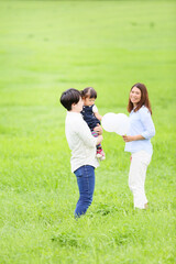 Fototapeta premium 風船で遊ぶ部家族