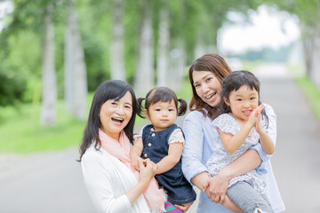 女性三世代家族