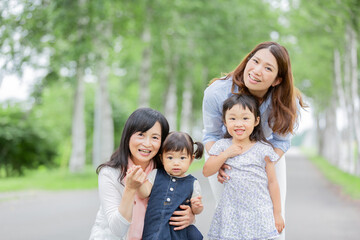 女性三世代家族