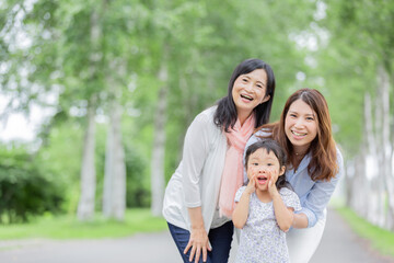 女性三世代家族