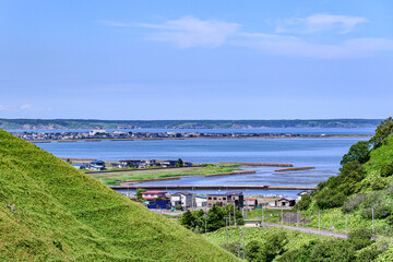 Obraz premium Scenic View of Hamanaka Town and the Sea under Blue Sky, Hokkaido 