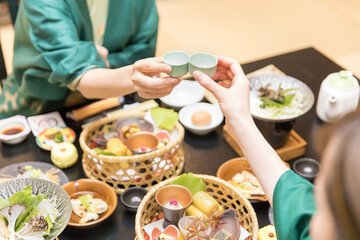 旅行　ホテル　旅館　夕食イメージ