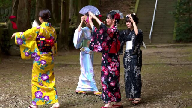 浴衣を着た女性と女の子　