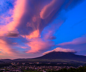 忍野村から富士山と朝焼け