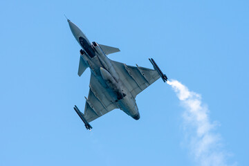 Avión de combate con ala delta maniobrando