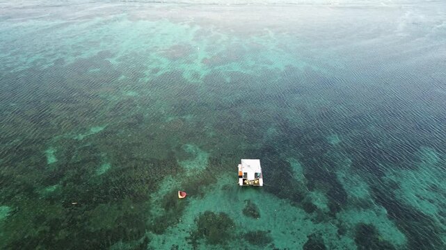 "Photo ou vid&eacute;o drone d&rsquo;une plage paradisiaque &agrave; l&rsquo;&icirc;le Maurice, sable blanc et lagon turquoise, cocotiers et paysages tropicaux spectaculaires pour destination vacances de r&ecirc;ve"