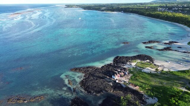 "Photo ou vid&eacute;o drone d&rsquo;une plage paradisiaque &agrave; l&rsquo;&icirc;le Maurice, sable blanc et lagon turquoise, cocotiers et paysages tropicaux spectaculaires pour destination vacances de r&ecirc;ve"