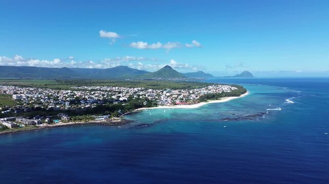 "Photo ou vidéo drone d’un village en bord de mer paradisiaque à l’île Maurice, maisons créoles, plage de sable blanc et lagon turquoise, paysages tropicaux et destination de rêve"