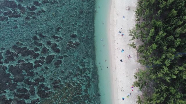 "Vid&eacute;o drone 4K combinant plage paradisiaque et plage volcanique, vues a&eacute;riennes de sable blanc et noir, lagon turquoise et paysages tropicaux spectaculaires pour destination de r&ecirc;ve"