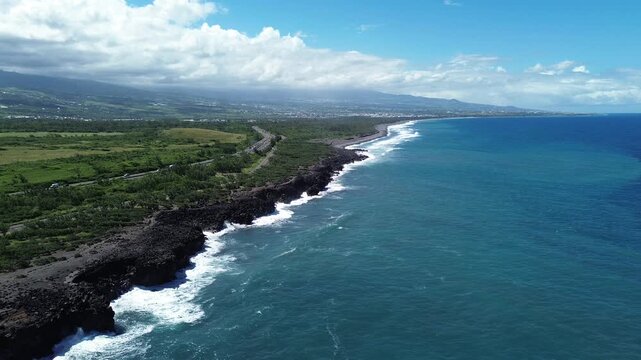 "Vid&eacute;o drone 4K combinant plage paradisiaque et plage volcanique, vues a&eacute;riennes de sable blanc et noir, lagon turquoise et paysages tropicaux spectaculaires pour destination de r&ecirc;ve"