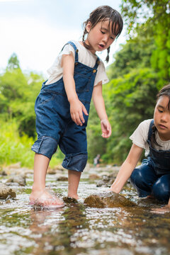 川遊びを楽しむ姉妹の夏休み