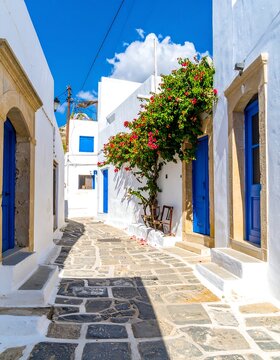 Fototapeta Greek Island Alleyway, Sunny Day View