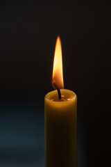 Kerzenflamme vor schwarzem Hintergrund