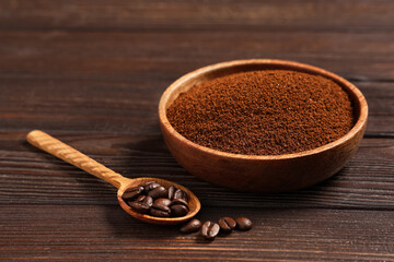 Bowl with coffee powder on wooden background, closeup