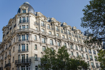 immeubles anciens haussmaniens de Paris en France