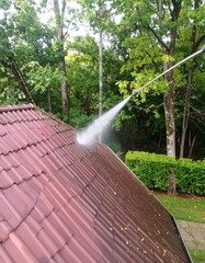 Roof cleaning with high-pressure water