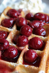 kirschen mit waffel und sahne