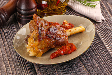Baked lamb shank with vegetables