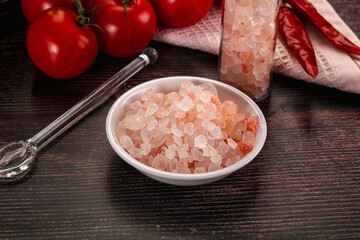 Rose pink Himalai salt in the bowl