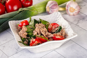 Salad with canned tuna and spinach