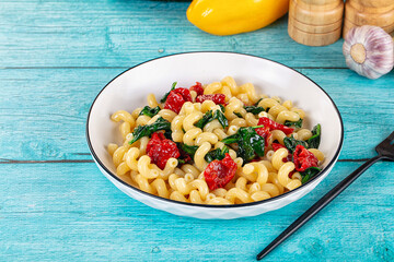 Pasta with spinach and tomato