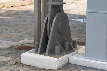 Steel structural constraints: modern solutions for support and stability in construction. A focus on technical and architectural details that emphasize the resilience of the structure. web news.