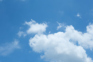 ふわふわした薄い雲と夏のようなさわやかな青空　風に流れる雲と美しい天気