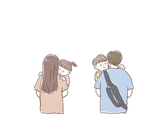 小さい子供を抱っこする男性と女性の後ろ姿、（家族、父親、母親）